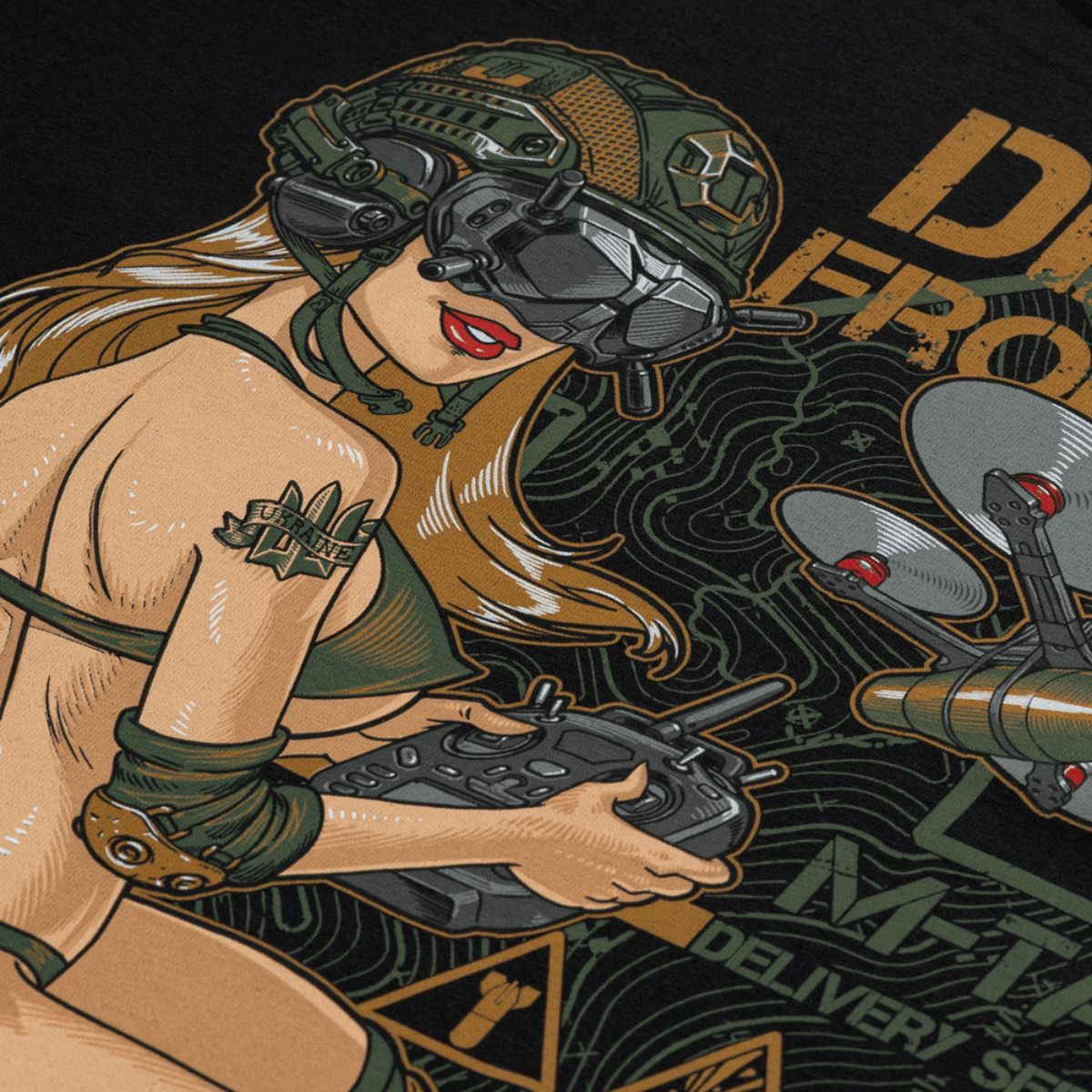 M-Tac T-Shirt Delivery Service med Pin-Up design, viser en pige i FPV-briller og dronekontrol, inspireret af amerikansk Pin-Up-kultur.