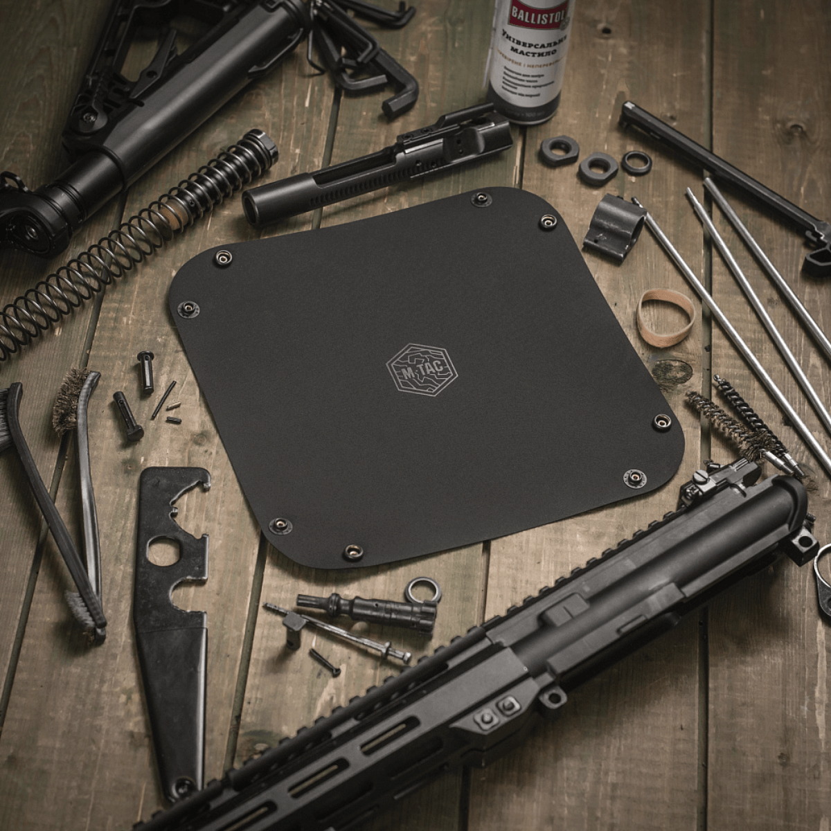M-Tac Vedligeholdelsesbakke 24x24 cm med værktøjer og våbendele på træbord