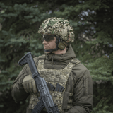 M‑Tac Vilha Hjelmcover Elite på militærhjelm med MULTICAM-camouflage for optimal skjul og beskyttelse i terræn.