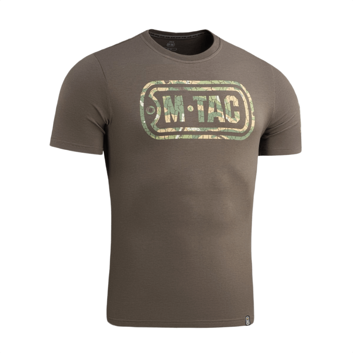 M-Tac T-Shirt Logo med camouflage mønster og ikonisk M-Tac logo, symboliserer militær og taktisk stil. Komfortabel bomuldsblanding.