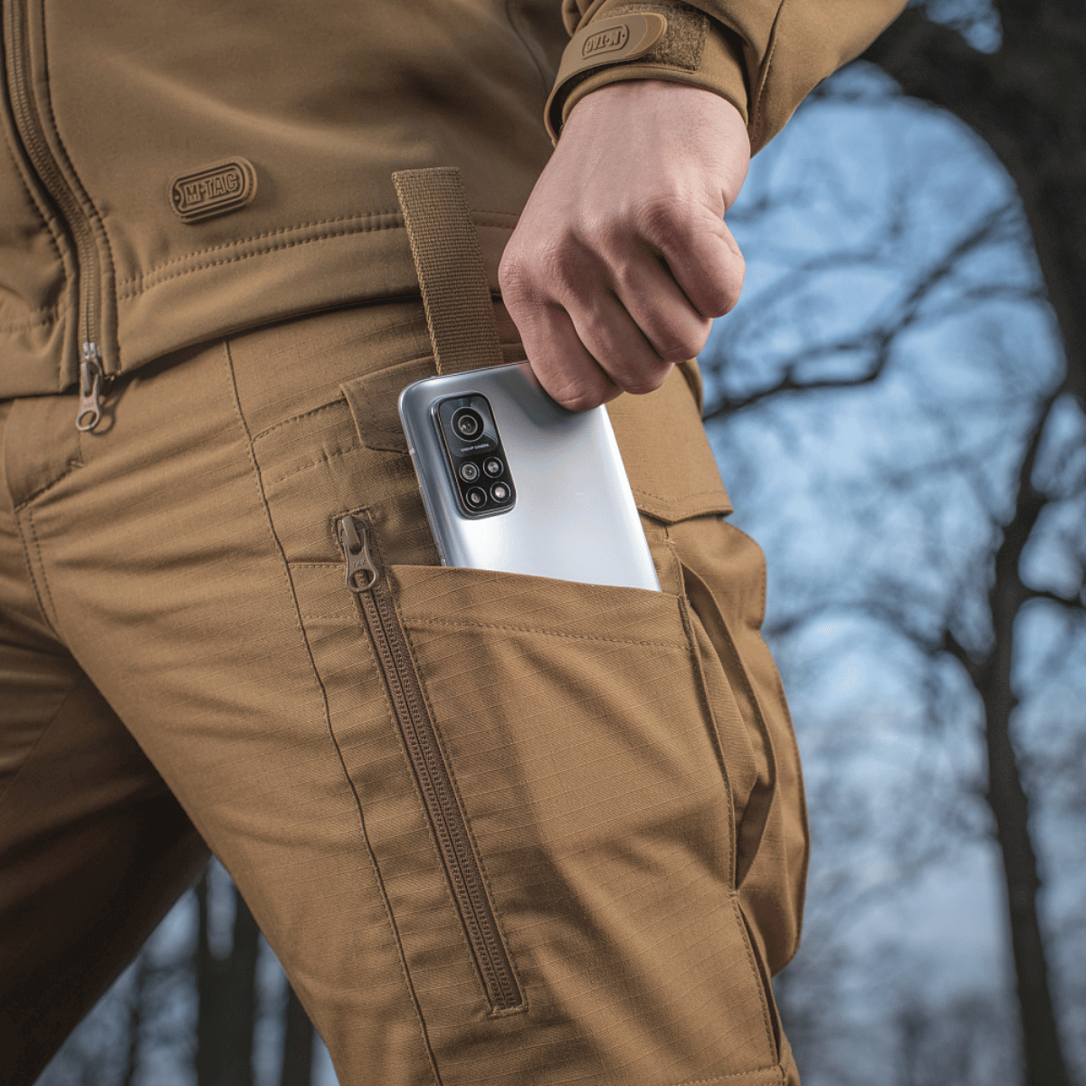 M-tac Taktiske Bukser Conquistador Gen. I Flex med lomme til smartphone i udendørs miljø