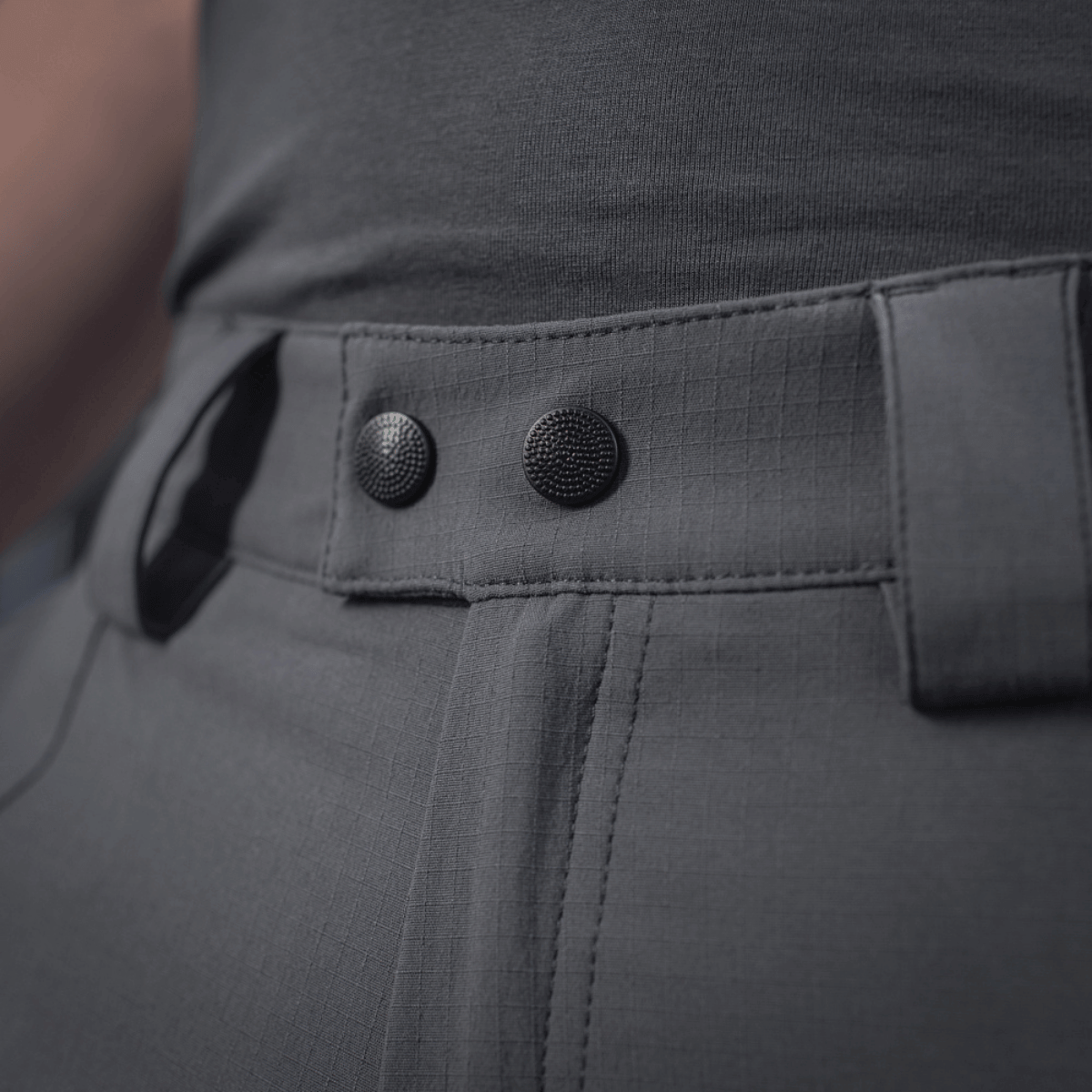 Detalje af M-Tac Bukser Sahara Flex Light med stærkt nylonmateriale og fleksibilitet til komfort og stil i varmt vejr.