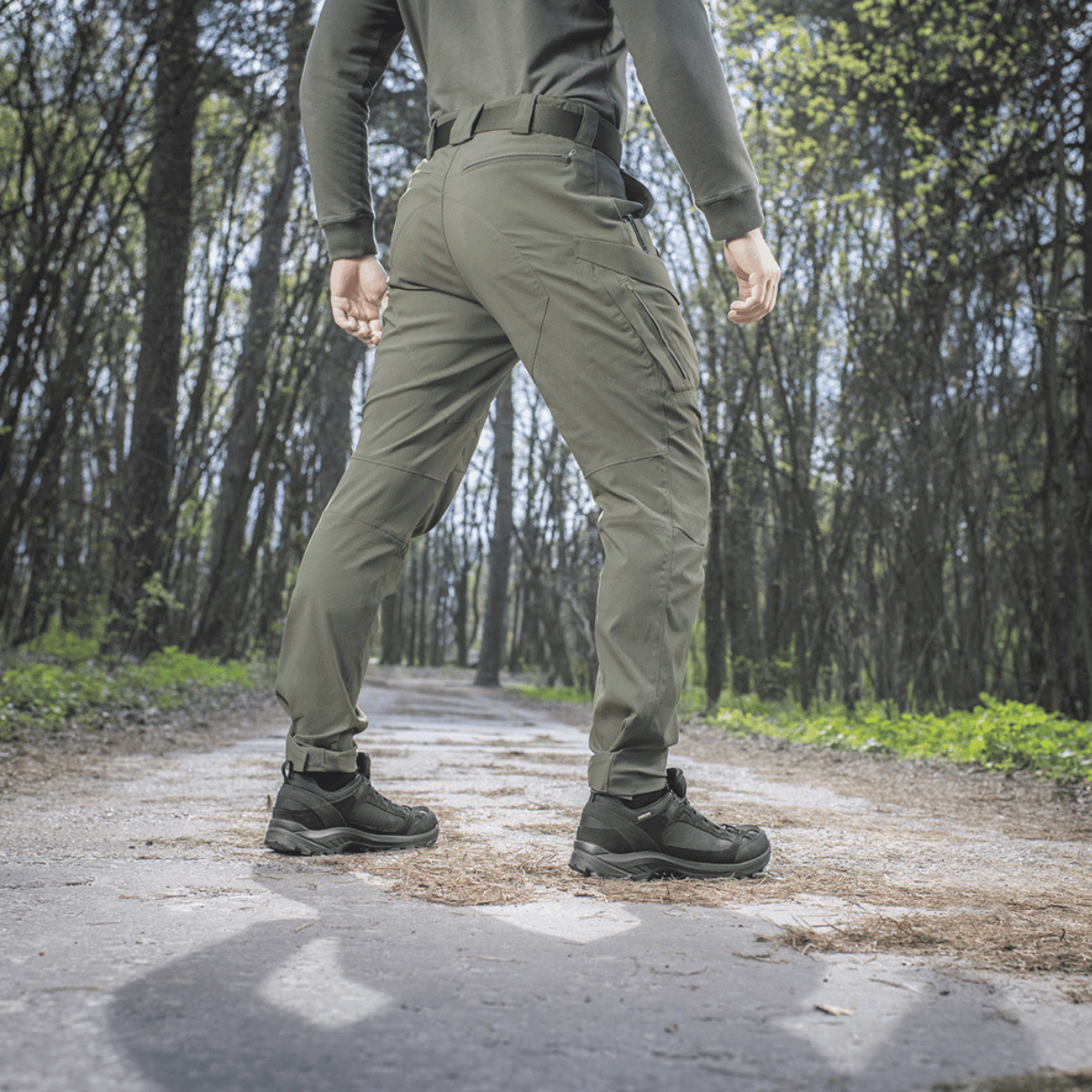 M-Tac Bukser Aggressor Summer Flex i skovmiljø, ideelle til varmt vejr og komfort for taktisk tøj fans, lavet af Rip-Stop nylonstof.