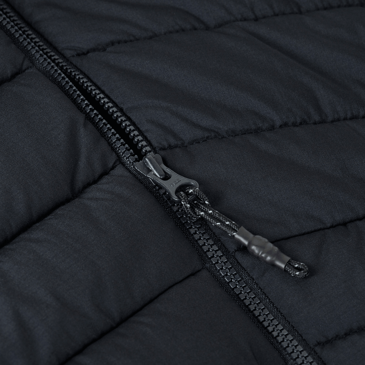 Nærbillede af lynlåsen på M-Tac Jarl Jakke, fremstillet af åndbart nylon med Supplex-indlæg, designet til mellemsæsonens vejr.