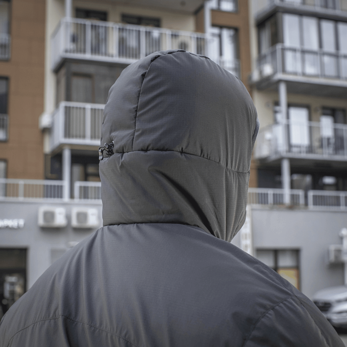 Bagfra visning af M-Tac Paladin Jakke i bymiljø, vind- og vandafvisende design til hverdagens komfort.