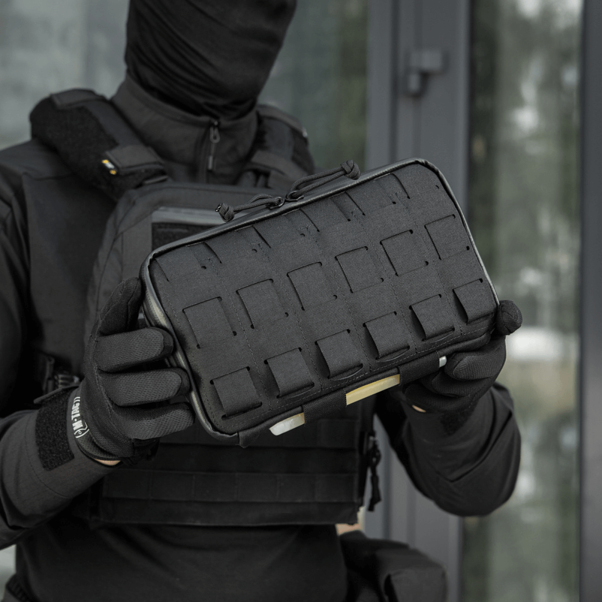 Sort M-Tac Admin Pouch Large Elite Gen.II i brug med robust Cordura, perfekt til opbevaring af tablet og småting.