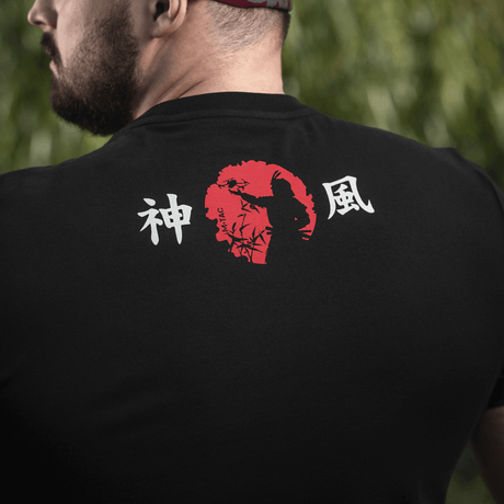 M-Tac T-Shirt Kamikaze Spirit med samurai og japansk skrift på ryggen.
