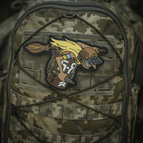 M‑Tac Patch Baba-Yaga Horizontal på camouflagerygsæk, med 3D-design af Baba Yaga med natkikkert og granater. PVC-materiale, 9x13,5 cm.