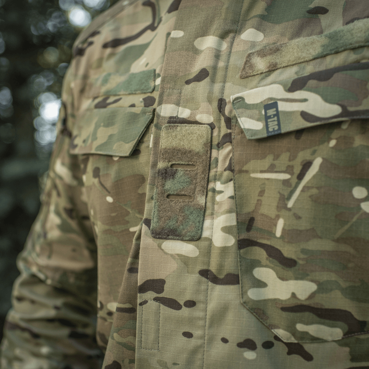 M-Tac Jakke Sturm Gen.II NYCO Extreme i multicam camouflage til taktisk brug og udendørs aktiviteter, set på tæt hold.