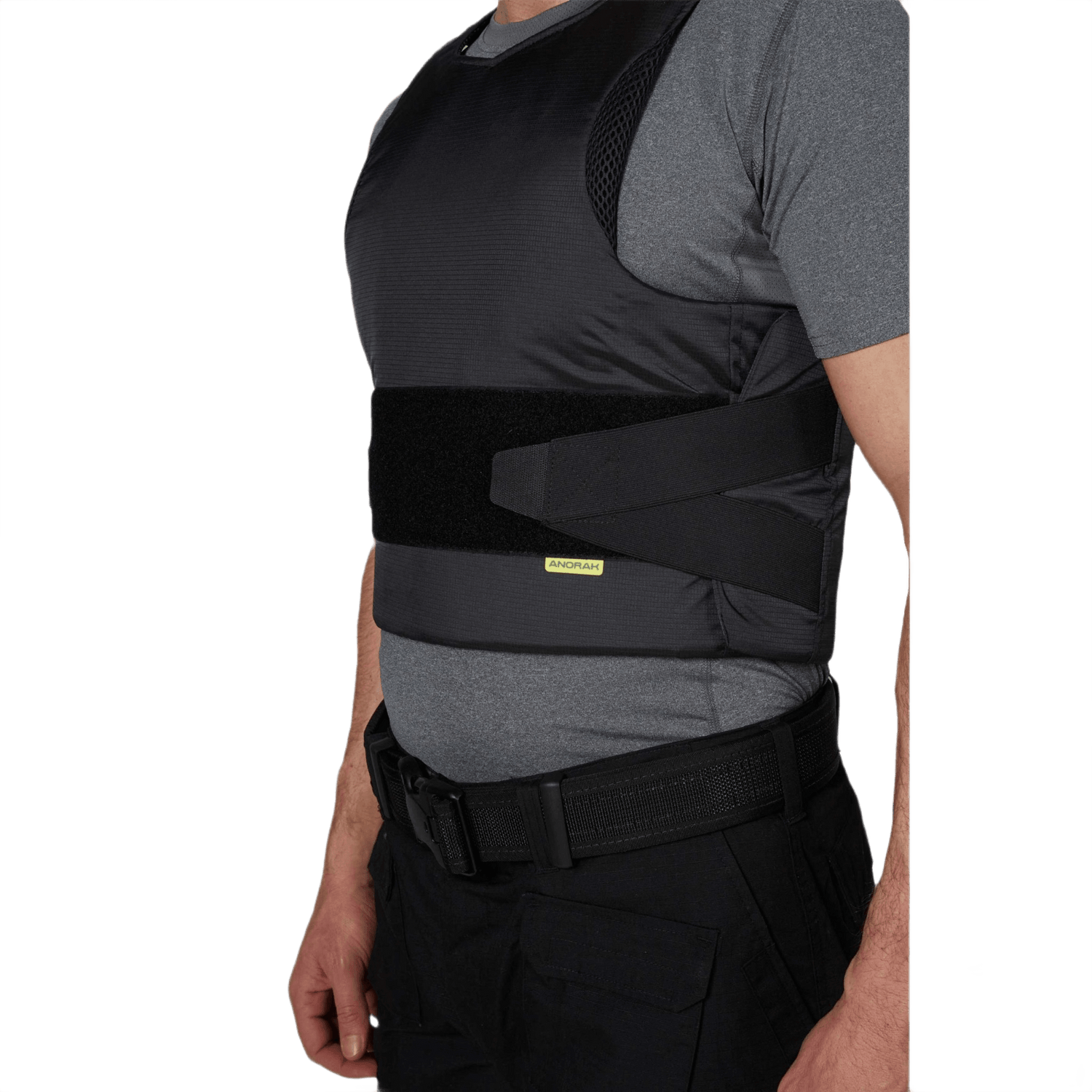 Mand iført Anorak Niobium® Concealable III Stik & Skudsikker Vest under gråt tøj, der viser vestens diskrete design.
