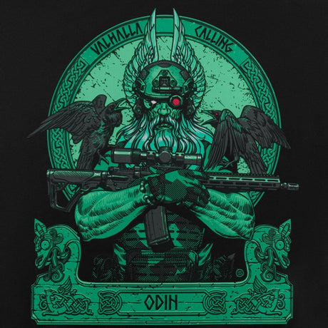 M-tac Flag Odin Night Vision 630x900 med moderne Odin i kampuniform og AR-15, flankeret af ravne, symboliserer styrke og visdom.