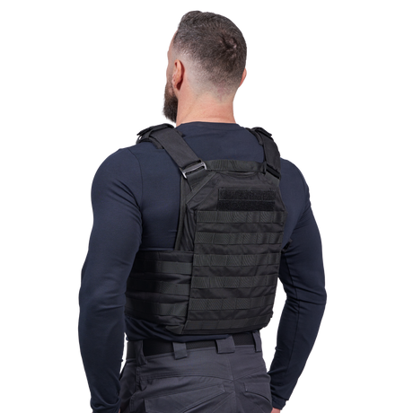 Mand iført Elite Armor Plate Carrier i sort, set bagfra i vinkel