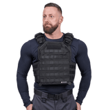 Mand iført Elite Armor Plate Carrier i sort set forfra