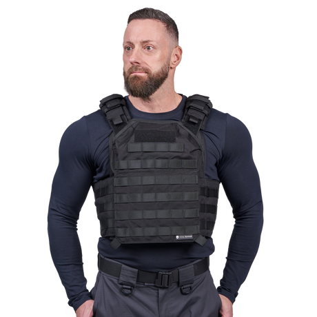 Mand iført Elite Armor Plate Carrier i sort set forfra