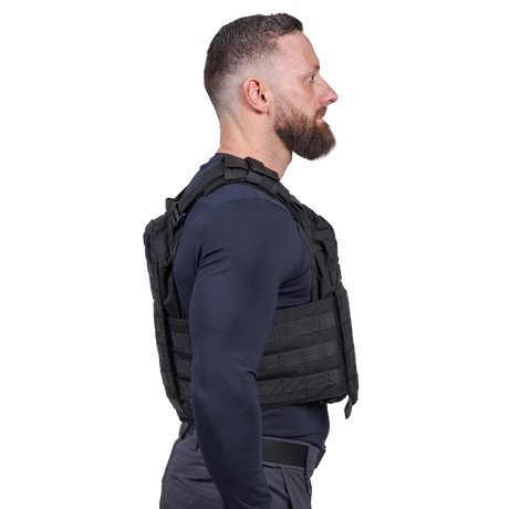 Mand iført Elite Armor Plate Carrier i sort, set i profil fra siden