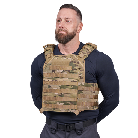 Mand iført Elite Armor Plate Carrier i camo, set forfra i vinkel