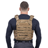 Mand iført Elite Armor Plate Carrier i camo, set bagfra