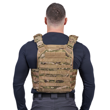 Mand iført Elite Armor Plate Carrier i camo, set bagfra