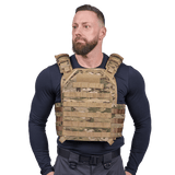 Mand iført Elite Armor Plate Carrier i camo, set forfra med fokus på pasform