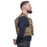 Mand iført Elite Armor Plate Carrier i farven camo, set i profil fra siden