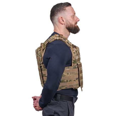 Mand iført Elite Armor Plate Carrier i farven camo, set i profil fra siden