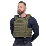 Mand iført Elite Armor Plate Carrier i grøn, set forfra i vinkel
