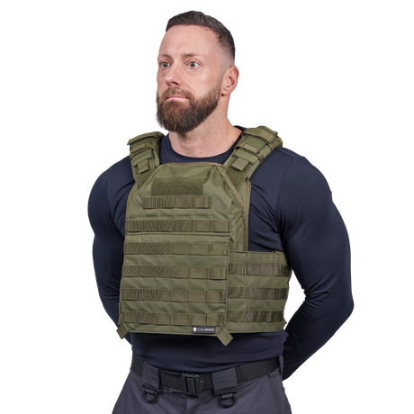 Mand iført Elite Armor Plate Carrier i grøn, set forfra i vinkel