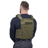 Mand iført Elite Armor Plate Carrier i grøn, set bagfra i vinkel