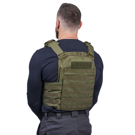 Mand iført Elite Armor Plate Carrier i grøn, set bagfra i vinkel