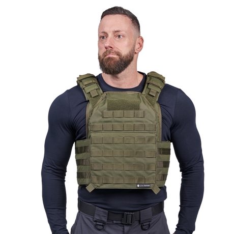 Mand iført Elite Armor Plate Carrier i grøn set forfra med fokus på pasform