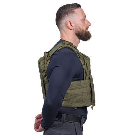 Mand iført Elite Armor Plate Carrier i farven grøn, set i profil fra siden