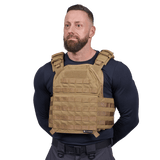 Mand iført Elite Armor Plate Carrier i khaki, set forfra i vinkel