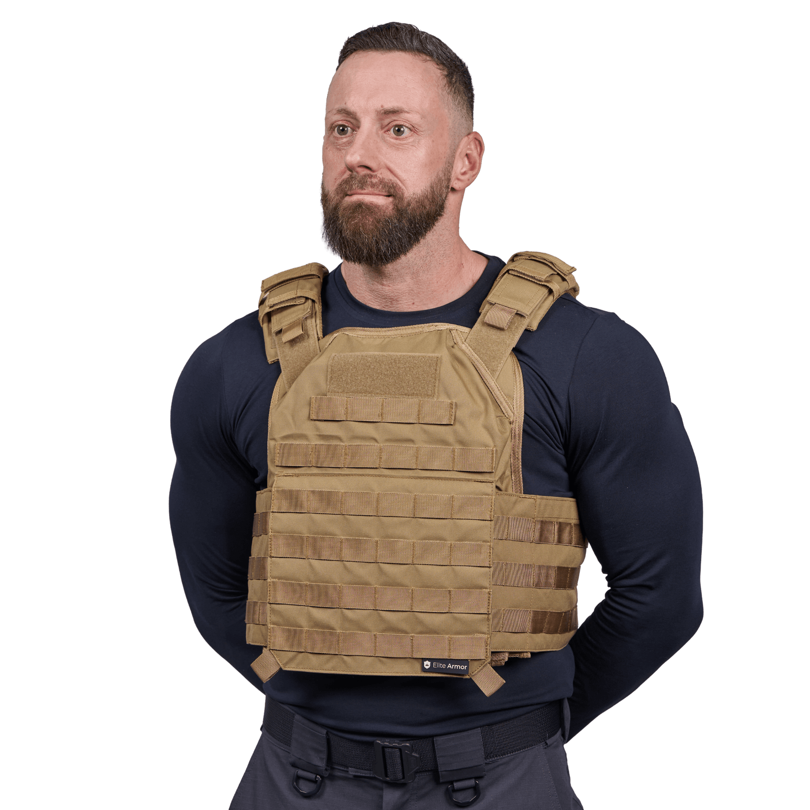 Mand iført Elite Armor Plate Carrier i khaki, set forfra i vinkel