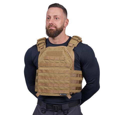 Mand iført Elite Armor Plate Carrier i khaki, set forfra i vinkel