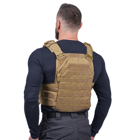 Mand iført Elite Armor Plate Carrier i khaki, set bagfra i vinkel