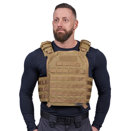Mand iført Elite Armor Plate Carrier i khaki set forfra med fokus på pasform