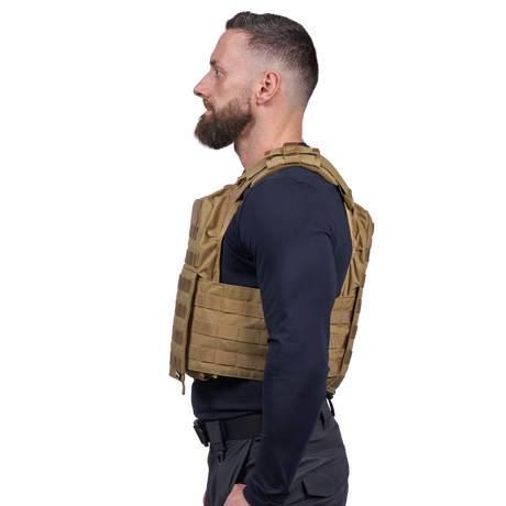 Mand iført Elite Armor Plate Carrier i khaki, set i profil fra siden