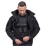 Mand iført Elite Armor RX2 stik- og skudsikker vest set forfra med jakke over