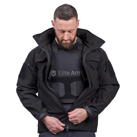 Mand iført Elite Armor RX2 stik- og skudsikker vest set forfra med jakke over