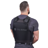 Mand iført Elite Armors RX2 stik- og skudsikker vest set bagfra