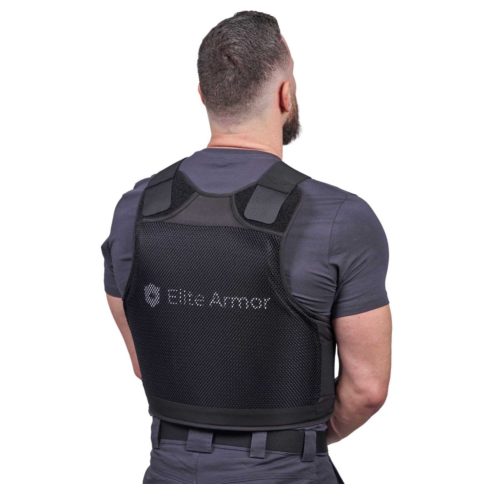 Mand iført Elite Armors RX2 stik- og skudsikker vest set bagfra
