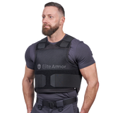 Mand iført RX2 stik og skudsikker vest set forfra i vinkel med justerbare stropper