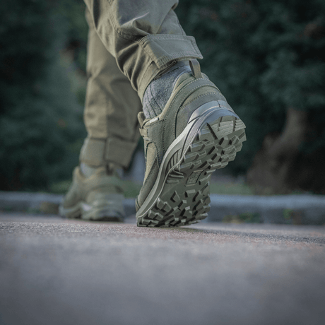 Mand iført Tactical Sneakers Demi-Season – Let og komfortabel i naturen, der viser skoenes solide sål og materialer.