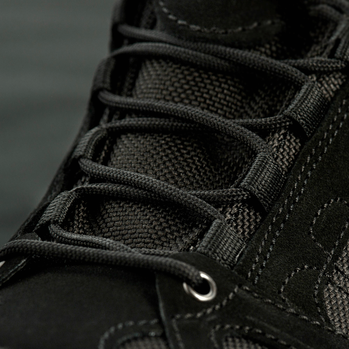 Nærbillede af Tactical Sneakers Demi-Season – Let og komfortabel med slidstærke snørebånd og Naturlæder overdel.