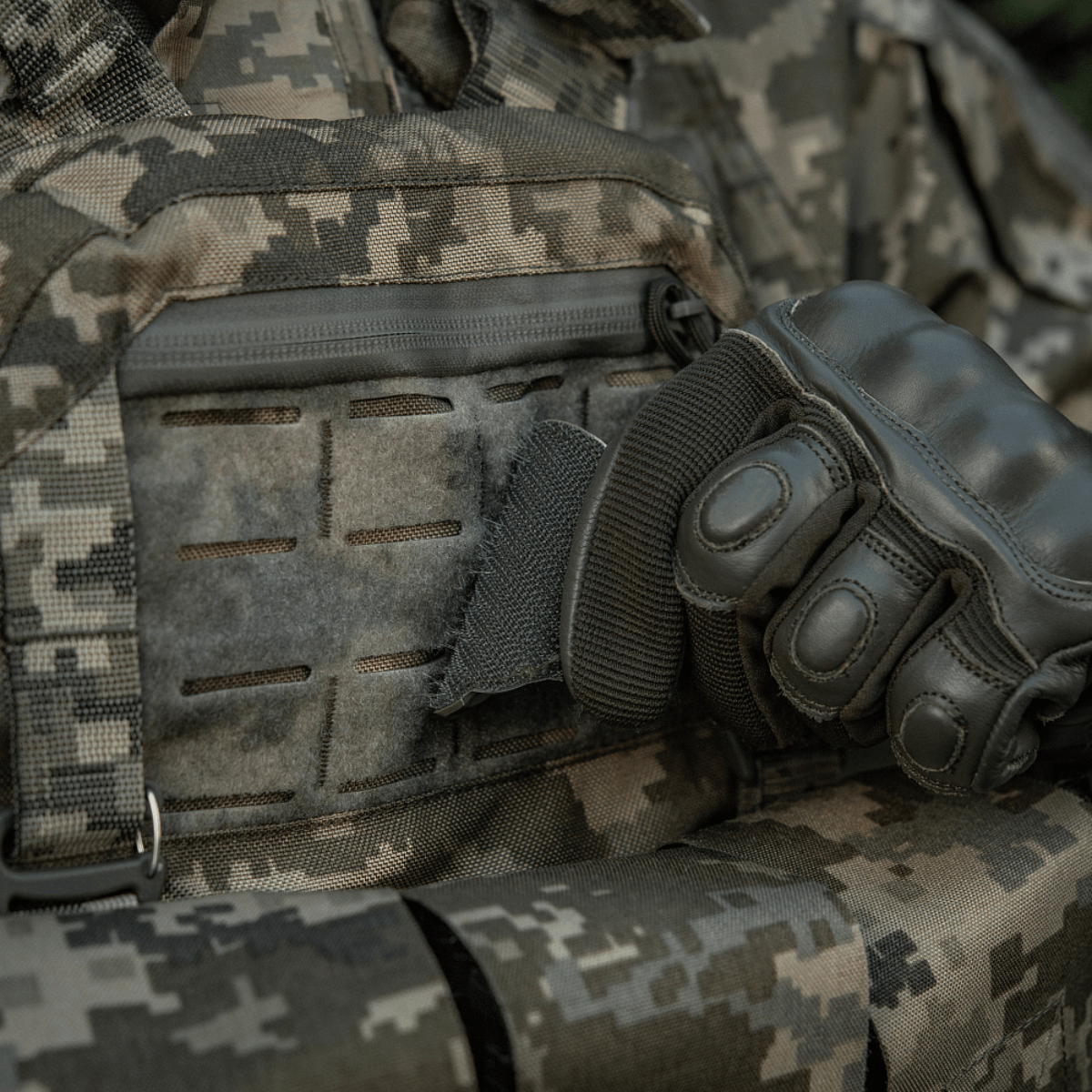 Camouflageudstyr med militærhandsker, viser M-Tac Patch Emoji #20 klar til brug. Taktisk udstyr med Velcro-fastgørelse.