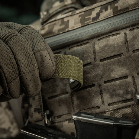 M-Tac Patch Autosave PVC på en taktisk rygsæk, PVC materiale, velcrolukning, perfekt til gear, 3D-effekt, i brug i marken.