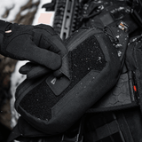 Taktisk udstyr med M-Tac AR-15 223/5,56 Laser Cut Patch i sneklædt miljø