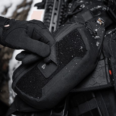 Taktisk udstyr med M-Tac AR-15 223/5,56 Laser Cut Patch i sneklædt miljø