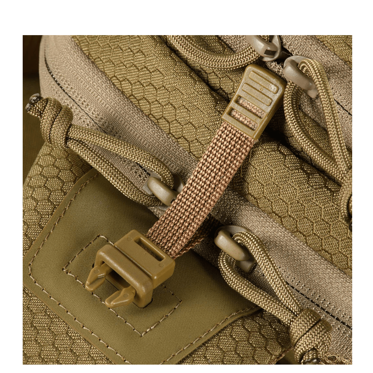 M-Tac Buckler Taske Elite Hex i nærbillede viser Hex-Cordura stof med MOLLE-system til ekstraudstyr.