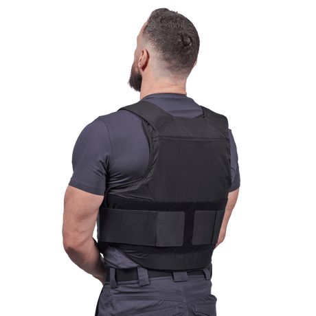 Mand iført Xtreme stik og skudsikker vest set forfra fra ryggen med fokus på velcro lukningen